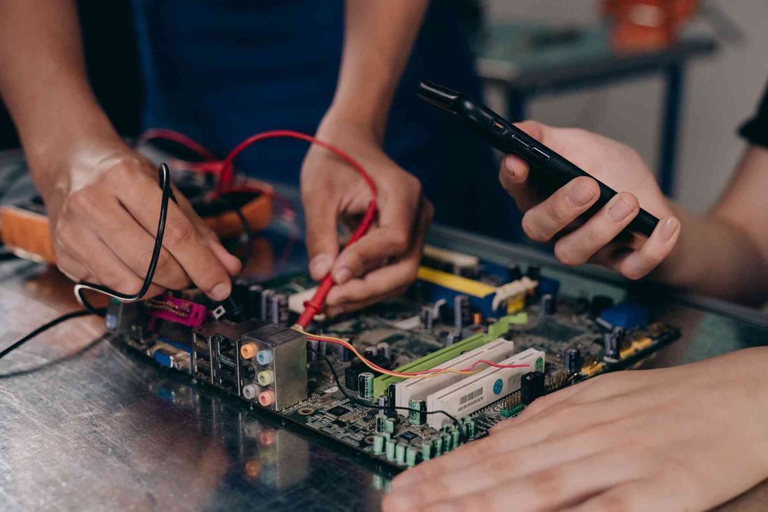 Diagnosing a mainboard with measuring probes